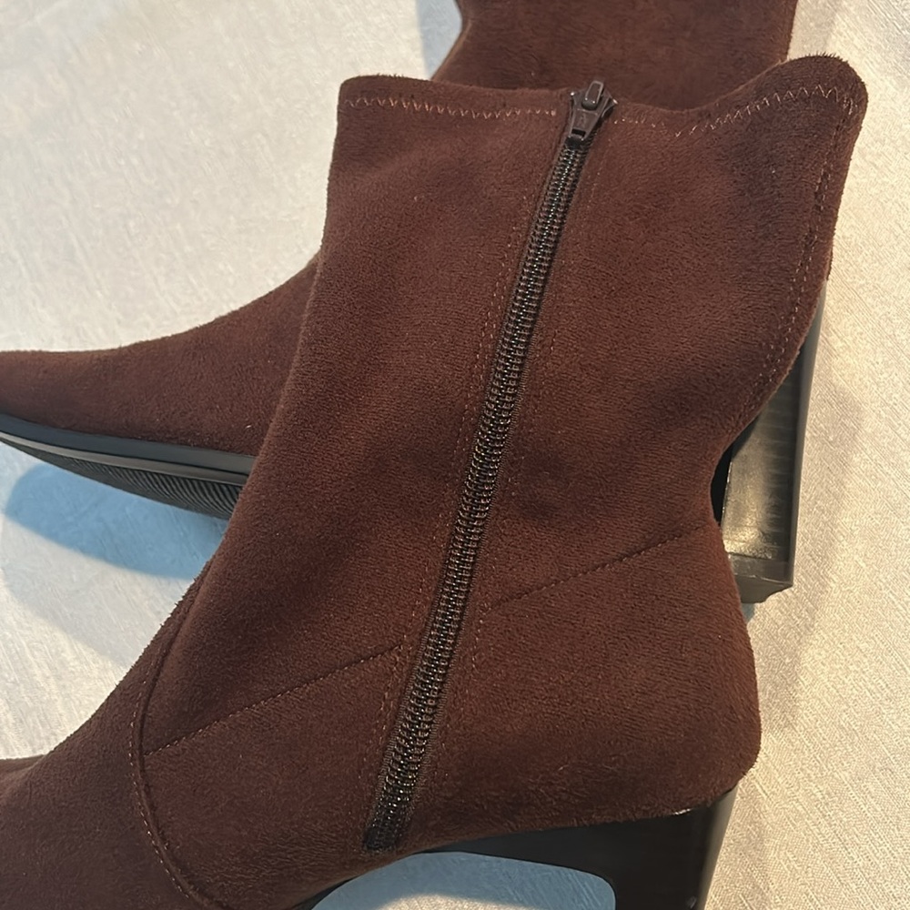Predictions Women’s Brown Ankle Heeled Boots w/ square heel Size 8.5 Preowned - Picture 6 of 16